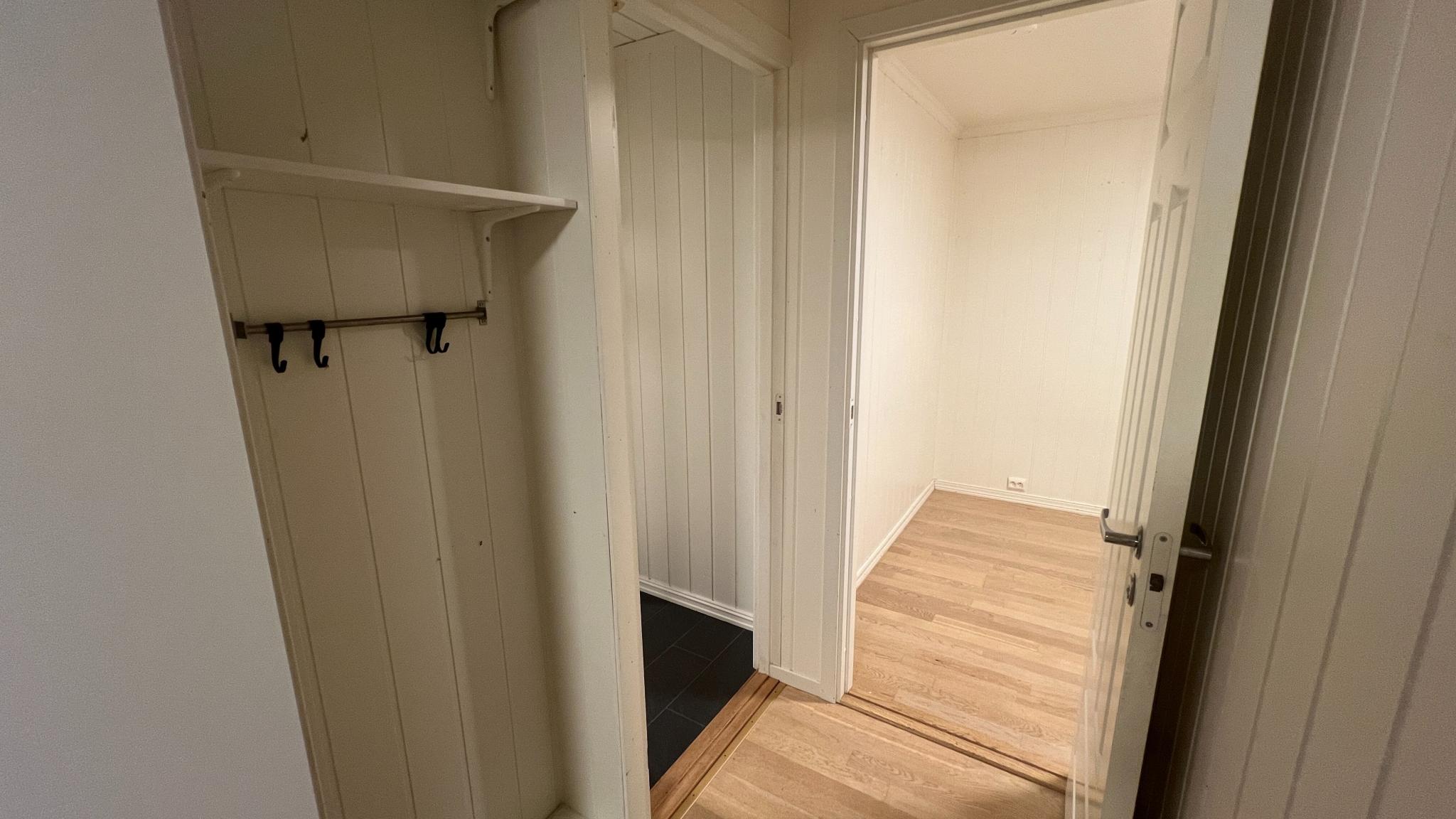 Liten gang/korridor som leder videre inn til soverom og andre rom.